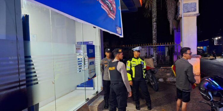 FOTO : SATLANTAS GUMAS/MATA KALTENG - Personel Satlantas Polres Gumas ketika melakukan patroli dengan menyambangi ruas jalan di Kota Kuala Kurun, Kamis, 16 Januari 2025 malam.
