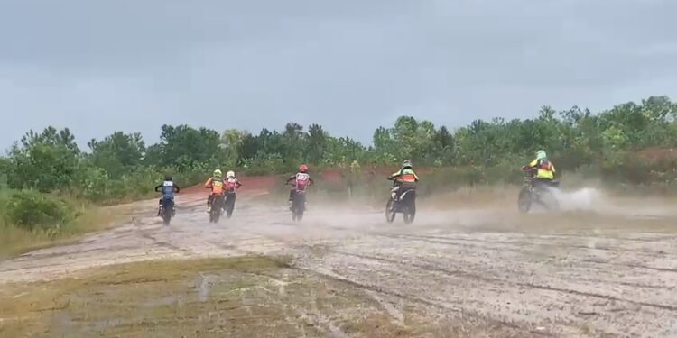 FOTO: MATAKALTENG- Latihan bersama komunitas trail di Kota Sampit di sirkuit Grasstrack KM 6.