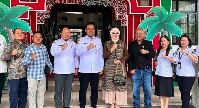 Foto: MATAKALTENG - Kepala Disbun Kalteng Rizky R Badjuri saat menerima kunjungan dari DPRD Barito Utara.