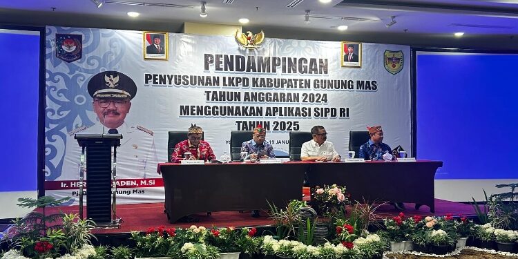 FOTO : DISKOMINFO SANTIK/MATAKALTENG
- Pj Bupati Gumas Herson B Aden bersama narasumber dari Kemendagri, menghadiri kegiatan pendampingan penyusunan LKPD tahun anggaran 2024, dengan menggunakan aplikasi SIPD RI tahun 2025, Sabtu 18 Januari 2025.
