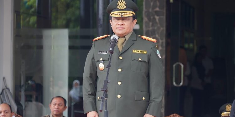 FOTO: IST/MATAKALTENG - Wakil Gubernur Kalteng H. Edy Pratowo saat pimpin Upacara Peringatan Hari Ulang Tahun Polisi Kehutanan ke-58 Lingkup Wilayah Provinsi Kalteng Tahun 2025.