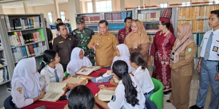 Foto: DIAN/MATA KALTENG - Bupati Kotim Halikinnor saat tinjau gedung fasilitas layanan perpustakaan umum Kabupaten Kotim yang baru, 20 Januari 2025.