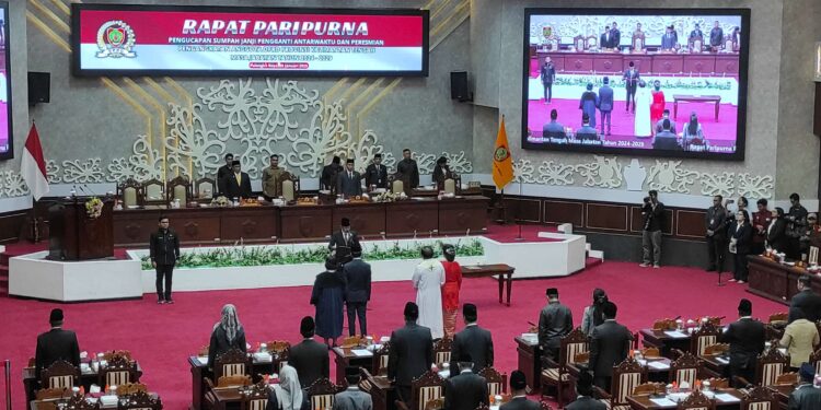 Foto: MATAKALTENG - Suasana rapat paripurna pengucapan sumpah dan janji PAW.