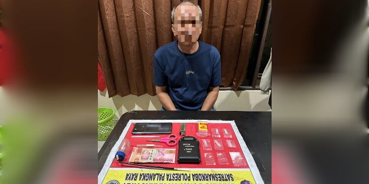 FOTO: MATAKALTENG - Terduga pelaku L, pada saat berhasil diamankan jajaran Polresta Palangka Raya.
