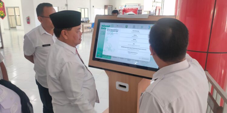 Foto:IST/MATA KALTENG - Bupati Kotim Halikinnor saat memantau pelayanan di Mal Pelayanan Publik belum lama ini.