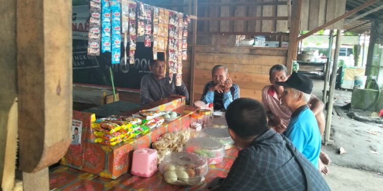 FOTO: MATAKALTENG - Personel Satresnarkoba Polresta Palangka Raya, pada saat mengedukasi warga.