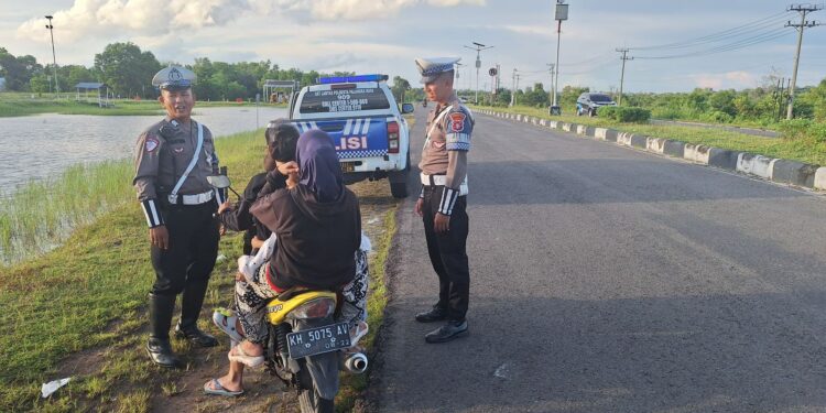 FOTO: MATAKALTENG - Personel Satlantas Polresta Palangka Raya, pada saat menegur pengendara tak gunakan helm.