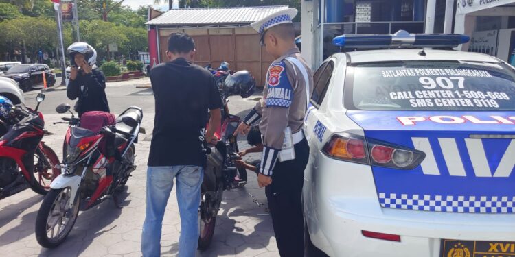 FOTO: MATAKALTENG - Personel Satlantas Polresta Palangka Raya, pada saat meminta pengendara untuk melepas knalpot brong.