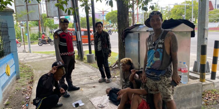 FOTO: MATAKALTENG - Personel Polresta Palangka Raya, pada saat mengedukasi anak punk.