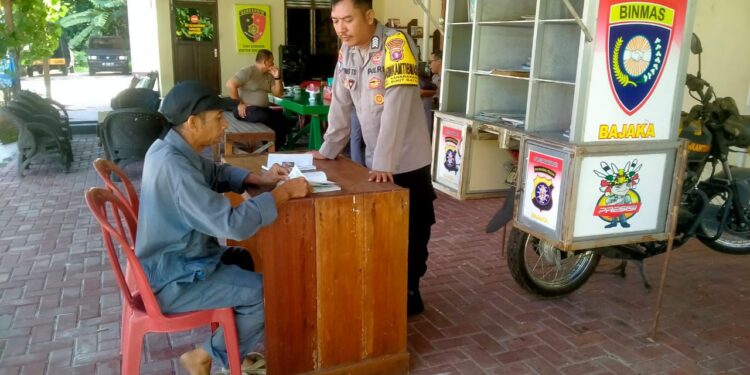 FOTO: MATAKALTENG - Personel Polresta Palangka Raya, pada saat menyediakan sepeda motor Bajaka.