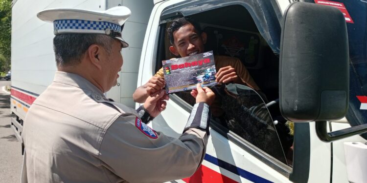 FOTO: MATAKALTENG - Personel Satlantas Polresta Palangka Raya, pada saat mengedukasi pengemudi mobil boks.