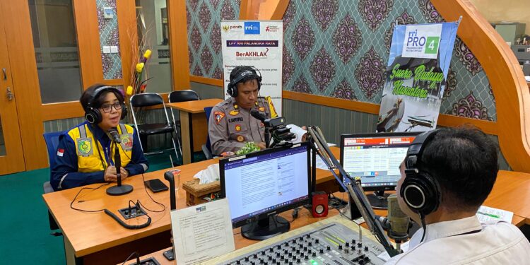 FOTO: MATAKALTENG - Kabag Ops Polresta Palangka Raya, Kompol Ganda B Napitupulu, pada saat menjadi narasumber di RRI Palangka Raya.