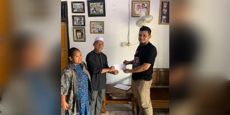 FOTO: IST/MATAKALTENG - Ustadz Ferry perwakilan Komunitas Trail MAT Reborn saat memberikan sumbangan donasi ke ke Panti Asuhan Aninda Qolbu. Senin, 20 Januari 2025.
