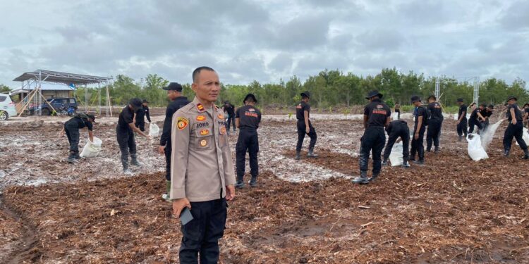 FOTO: MATAKALTENG - Kapolsek Rakumpit, Ipti Joko Susilo, pada saat meninjau kesiapan lahan penanaman jagung serentak.