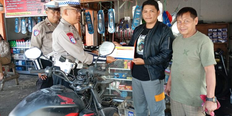 FOTO: MATAKALTENG - Personel Satlantas Polresta Palangka Raya, pada saat mengedukasi larangan penggunaan knalpot brong.