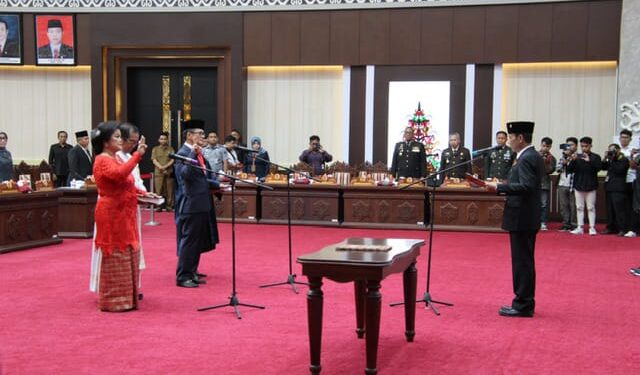Foto : MATAKALTENG - Ketua DPRD Kalteng Arton S Dohong saat memimpin prosesi pengucapan sumpah PAW Yohanes Freddy Ering dan Nyelong Inga Simon.