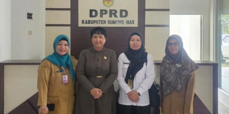 FOTO : DPRD GUMAS/MATA KALTENG - Ketua Komisi III DPRD Kabupaten Gumas Iceu Purnamasari (dua dari kanan) ketika bersama masyarakat, di kantor DPRD setempat, pekan lalu.