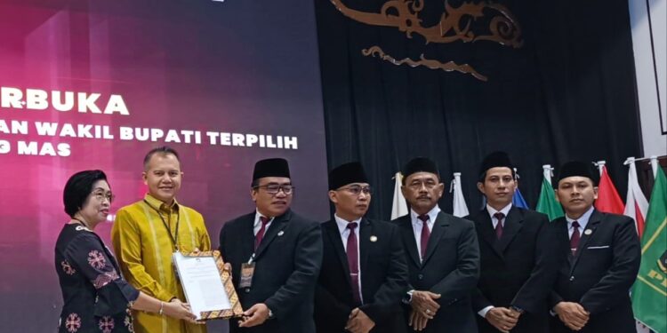 FOTO : KPU GUMAS/MATA KALTENG - Jaya Samaya Monong dan Efrensia LP Umbing, ketika menerima berita acara penetapan Bupati dan Wakil Bupati Gumas terpilih periode 2025-2030, belum lama ini.