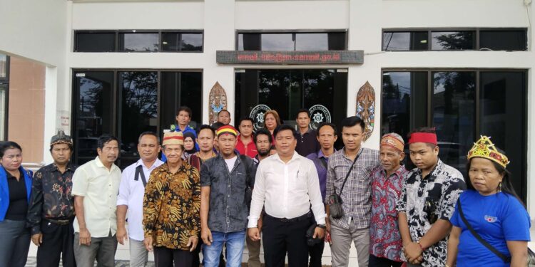 FOTO: AGUS/MATAKALTENG - Keluarga Burhan usai sidang di PN Sampit dengan PT SKD, Senin, 20 Januari 2025 sore.