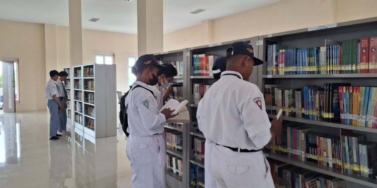 Foto: DIAN/MATA KALTENG - Pengunjung di perpustakaan daerah kabupaten Kotim.