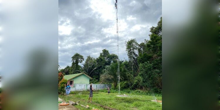 Foto: IST/MATA KALTENG - Pemasangan Internet Wifi Gratis Merata di Desa Bawan, Kecamatan Mentaya Hulu, Kotim.