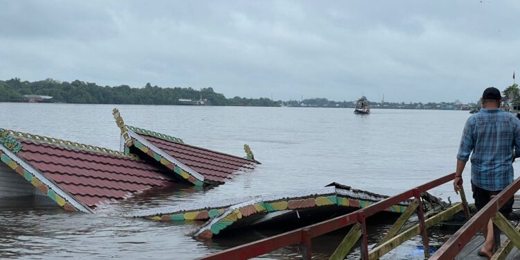 FOTO: IST/MATAKALTENG- Kapal susur sungai Mentaya saat tenggelam. Selasa, 21 Januari 2025.