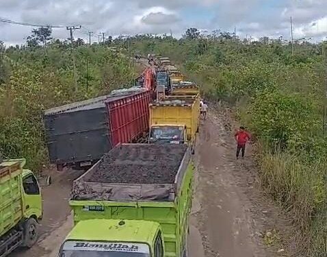 FOTO : WARGA/MATA KALTENG - Kendaraan truk angkutan PBS harus rela mengantri panjang dikarenakan kerusakan ruas jalan Kuala Kurun-Palangka Raya, di Desa Teluk Nyatu, Kecamatan Kurun, belum lama ini.