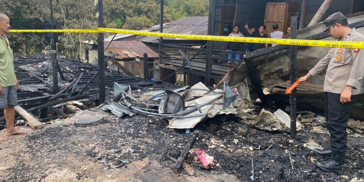 FOTO : POLSEK MANUHING/MATA KALTENG - Personel Polsek Manuhing melakukan olah TKP kebakaran ruko, di Jalan Negara RT 004/RW 001, Kelurahan Tumbang Talaken, Kecamatan Manuhing, Senin, 21 Januari 2025.