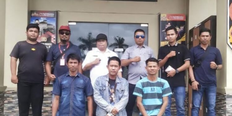 Foto: IST/MATA KALTENG - Warga yang melaporkan Kades Manjalin ke Polres Kotim.