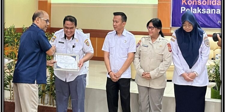 FOTO: IST/MATAKALTENG - Kepala Sub Bagian Keuangan DPMPTSP Kalteng, Saiful Anwar saat menerima penghargaan.