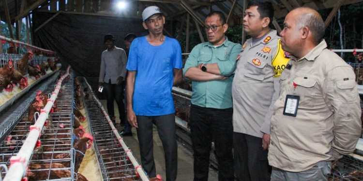 FOTO: PROKOM SERUYAN/MATA KALTENG - Pj Sekda Seruyan, Bahrun Abbas (dua dari kiri) bersama Kapolres Seruyan, Hans Itta Papahit (dua dari kanan) saat mengunjungi peternakan ayam petelur di Desa Mugi Panyuhu, Kecamatan Seruyan Tengah, kemarin.