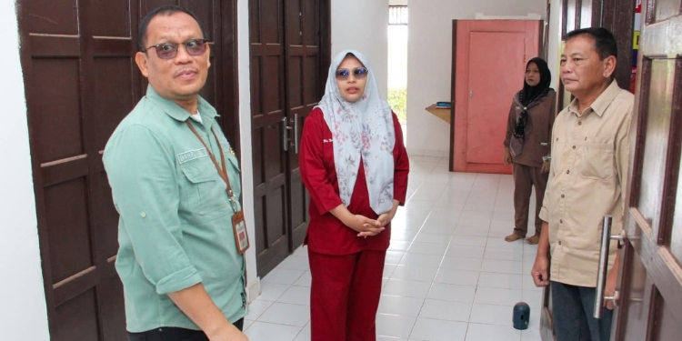 FOTO: PROKOM SERUYAN/MATA KALTENG - Pj Sekda Seruyan, Bahrun Abbas (kiri) saat mengunjungi poliklinik milih salah satu PBS di Desa Sandul, Kecamatan Seruyan Tengah, kemarin.