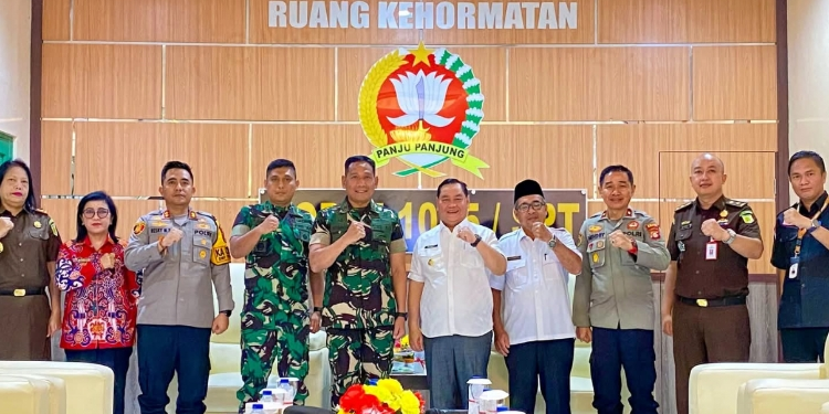FOTO: PROKOM SERUYAN/MATA KALTENG - Staf Ahli Bupati Seruyan, Tunjarsyah (empat dari kanan) saat menghadiri kunker Komandan Korem (Danrem) 102/PJG Brigjen Tentara Nasional Indonesia (TNI) Wimoko di Makodim 1015/SPT Kabupaten Kotawaringin Timur, Rabu 22 Januari 2025.