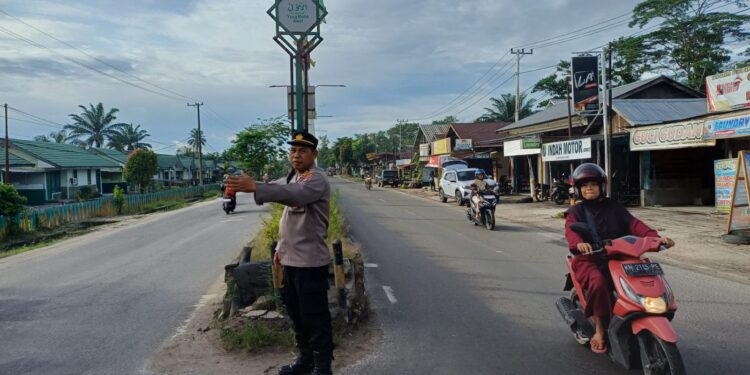 FOTO: IST/MATAKALTENG- Nampak pihak kepolisian Polres Kotim sedang mengatur lalu lintas di Kota Sampit.
