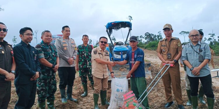 FOTO : DINAS PERTANIAN/MATA KALTENG - Suasana penyerahan bantuan untuk pengembangan penanaman jagung ke perwakilan poktan di Desa Tanjung Riu, Selasa, 21 Januari 2025.