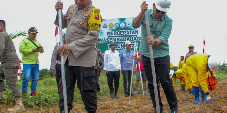 FOTO: PROKOM SERUYAN/MATA KALTENG - Pj Sekda Seruyan, Bahrun Abbas (kanan) bersama Kapolres Seruyan, Hans Itta Papahit (kiri) saat melaksanakan tanam jagung serentak satu juta hektare secara simbolis di Desa Sandul, Kecamatan Batu Ampar, kemarin.