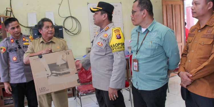 FOTO: PROKOM SERUYAN/MATA KALTENG - Pj Sekda Seruyan, Bahrun Abbas (dua dari kanan) saat mendampingi Kapolres Seruyan, Hans Itta Papahit (tengah) menyerahkan bantuan komputer ke sekolah-sekolah di Desa Sandul, Kecamatan Batu Ampar, kemarin.