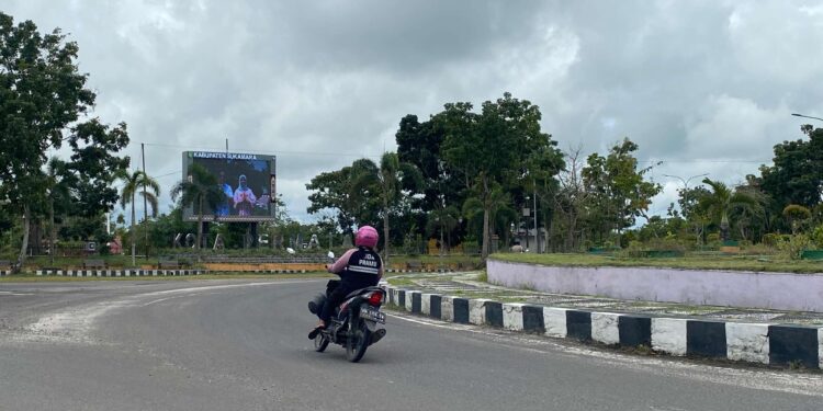 Foto : AKH/MATAKALTENG - Videotron yang ada di kawasan Kantor Bupati Sukamara menampilkan berbagai informasi pembangunan dan pelayanan publik di Kabupaten Sukamara.