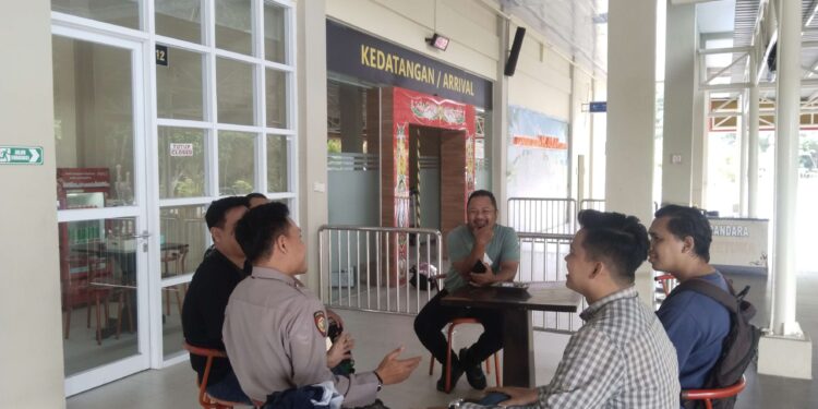 FOTO: AGUS/MATAKALTENG - Awak media saat bertemu dengan pihak bandara H. Asan Sampit. Kamis, 23 Januari 2025.
