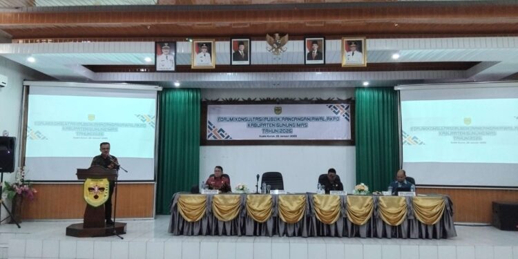 FOTO : DISKOMINFO SANTIK/MATA KALTENG - Pj Bupati Gumas Herson B Aden bersama Sekda Richard dan Kepala Bapperida Yantrio Aulia, memberikan arahan pada kegiatan forum konsultasi publik rancangan awal RKPD tahun 2026, di aula kantor bapperida setempat, Kamis, 23 Januari 2025.