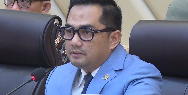 Foto: MATAKALTENG - Ketua Komisi II DPR RI, Rifqinizamy Karsayuda, saat memimpin rapat Bersama dengan Kemendagri, KPU, Bawaslu dan DKPP. (Foto: Screenshot Perlemen TV)