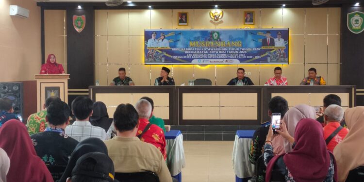 Foto:IST/MATA KALTENG - Wakil Bupati Kabupaten Kotim Irawati saat menghadiri musrenbang di Kecamatan Kota Besi, 23 Januari 2025.