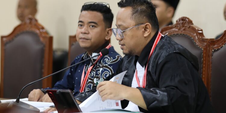 Foto:IST/MATA KALTENG - M. Ali Fernandes selaku kuasa hukum Termohon (KPU) saat memberikan jawaban terhadap perkara nomor 166/PHPU.BUP-XXIII/2025 Perselisihan Hasil Pemilihan Umum Bupati Kotawaringin Timur.