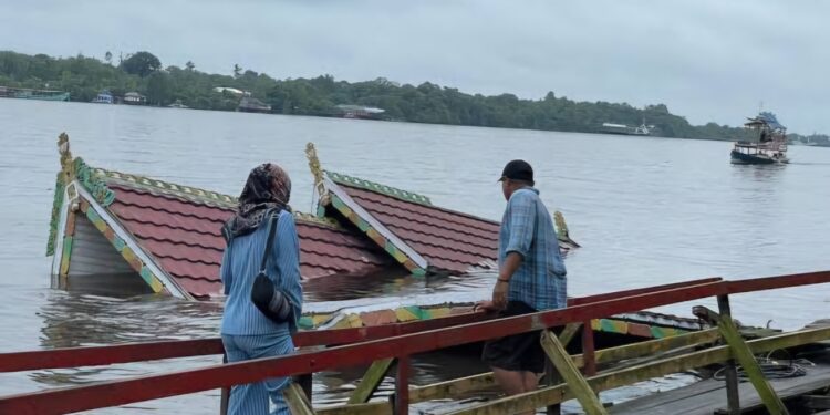 Foto:IST/MATA KALTENG - Kapal wisata susur sungai milik pemerintah daerah kabupaten Kotim yang tenggelam di Sungai Mentaya belum lama ini.