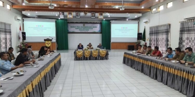 FOTO : BAPPERIDA GUMAS/MATA KALTENG - Sejumlah pihak terkait ketika melaksanakan rapat pra musrenbang RKPD tingkat kecamatan tahun 2025, di aula kantor bapperida setempat, Jumat, 24 Januari 2024.