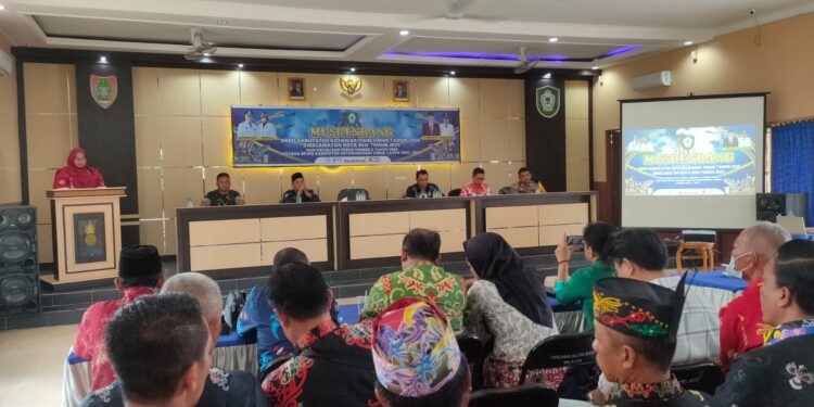 Foto:IST/MATA KALTENG - Wakil Bupati Kabupaten Kotim Irawati saat menghadiri musrenbang di Kecamatan Kota Besi, 23 Januari 2025.