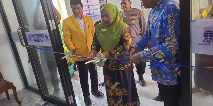 Foto: IST/MATA KALTENG - Kepala Dinas Pendidikan Kabupaten Kotim Muhammad Irfansyah (batik biru) saat menghadiri peresmian sentra layanan Universitas Terbuka, 23 Januari 2025.