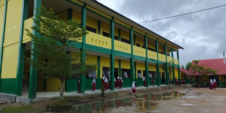 Foto: DIAN/MATA KALTENG - Bangunan gedung sekolah baru di SDN 4 Ketapang Jalan DI Panjaitan Selatan, Kota Sampit, Kotim.