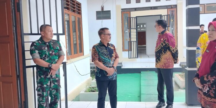 FOTO : DISKOMINFO SANTIK/MATA KALTENG - Sejumlah pihak terkait ketika meninjau bangunan yang akan dijadikan sebagai tempat program makanan bergizi gratis, Kamis, 23 Januari 2025.