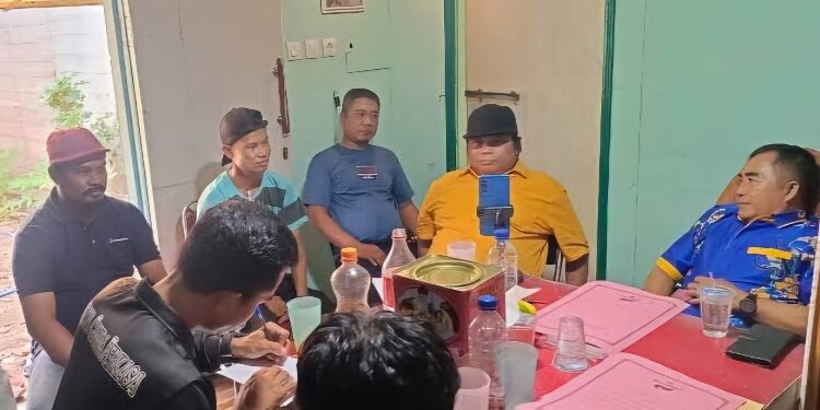 FOTO: IST/MATA KALTENG - Sejumlah warga desa Manjalin yang melaporkan kepala desa Manjalin terkait dugaan kasus penggelapan dana gaji pemantau alur sungai.
